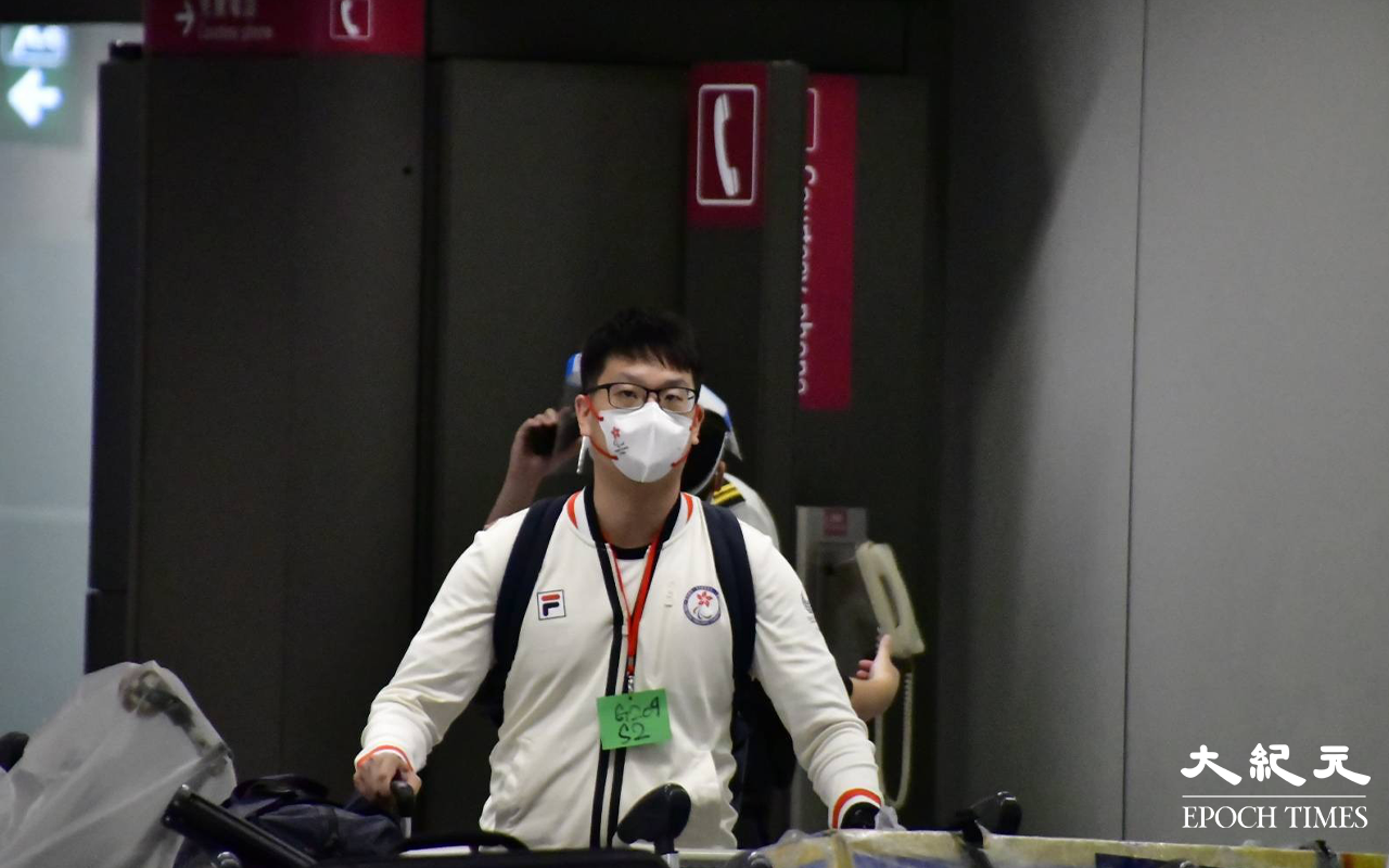 今日 (8日) 凌晨一時許，香港殘奧代表團各成員步出接機大堂。（麥碧／大紀元）