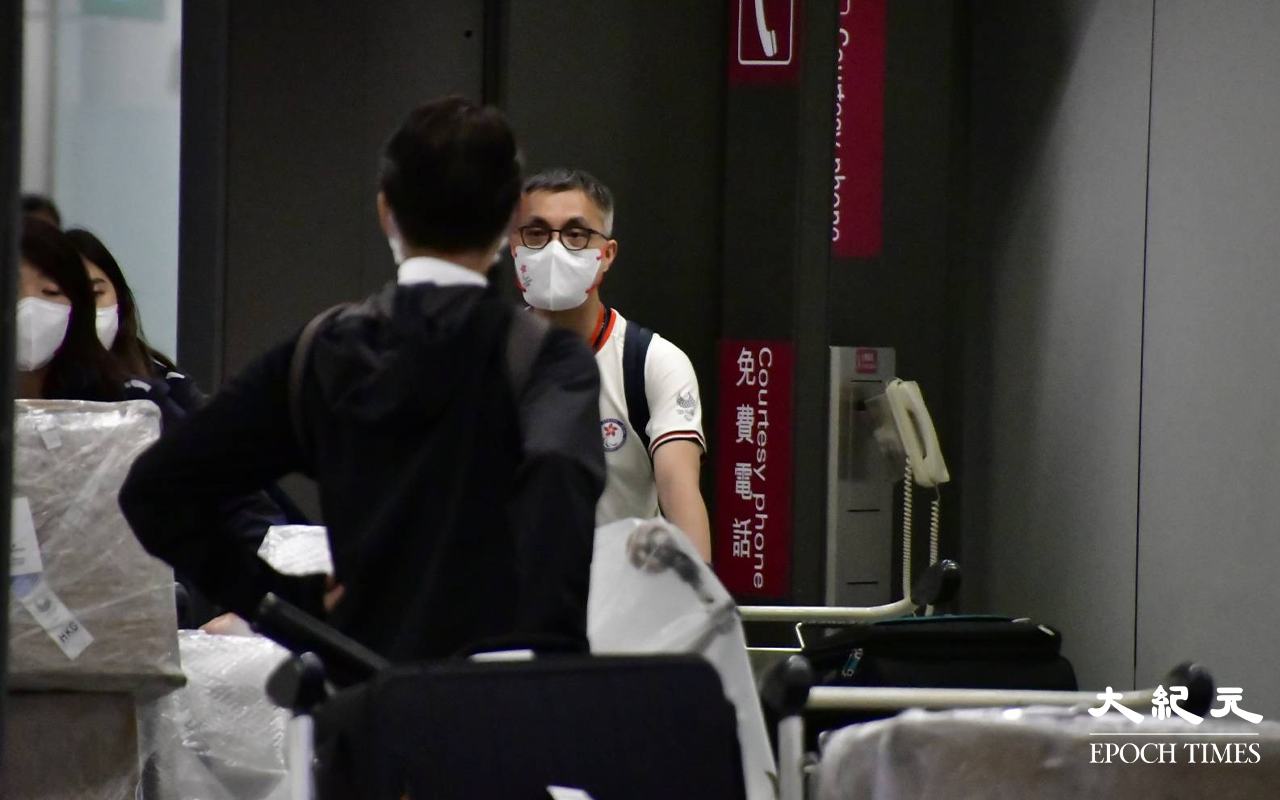 今日 (8日) 凌晨一時許，香港殘奧代表團各成員步出接機大堂。（麥碧／大紀元）