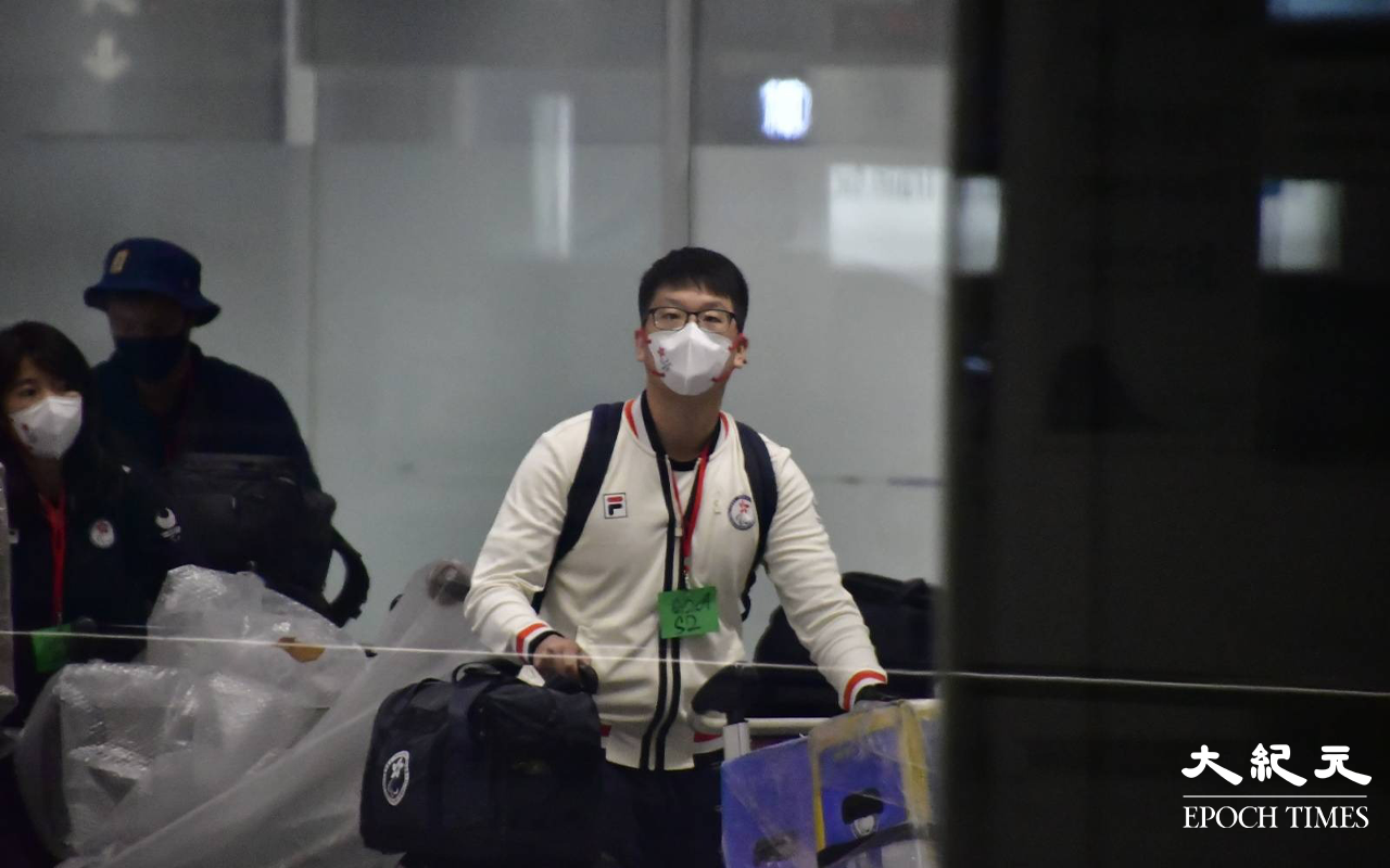 今日 (8日) 凌晨一時許，香港殘奧代表團各成員步出接機大堂。（麥碧／大紀元）
