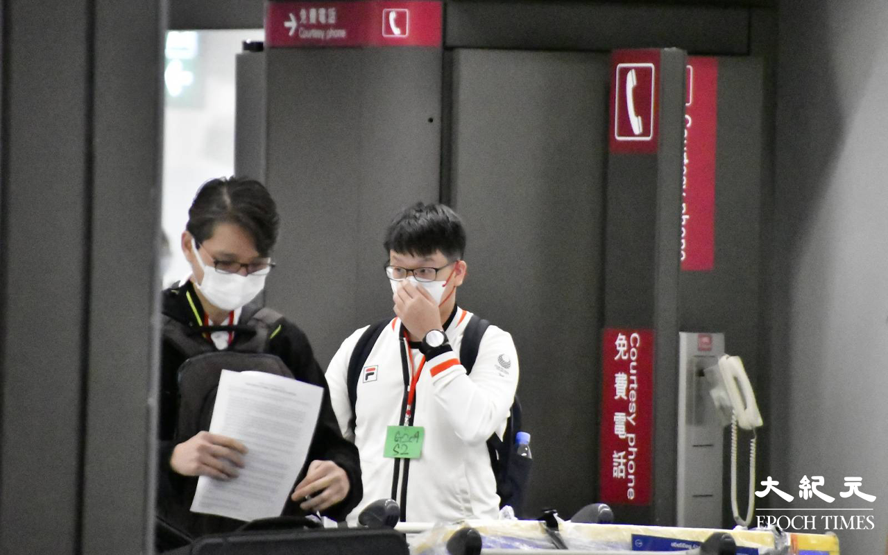 今日 (8日) 凌晨一時許，香港殘奧代表團各成員步出接機大堂。（麥碧／大紀元）