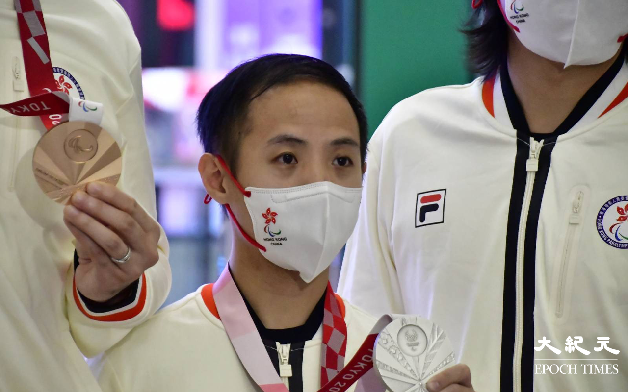 香港殘奧羽毛球運動員朱文佳，在東京殘奧羽毛球項目SH6中，取得一面銀牌。（麥碧／大紀元）