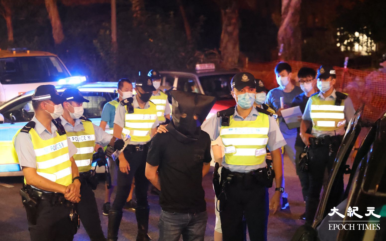 今（12日）凌晨，一輛七人車於尖沙咀衝過警方路障，最終在紅磡康泰徑理工大學對開被警方截停，期間七人車曾一度嘗試倒車逃走，並與警車發生碰撞。車內一對男女懷疑藏毒及其他罪名被捕。（李辰／大紀元）