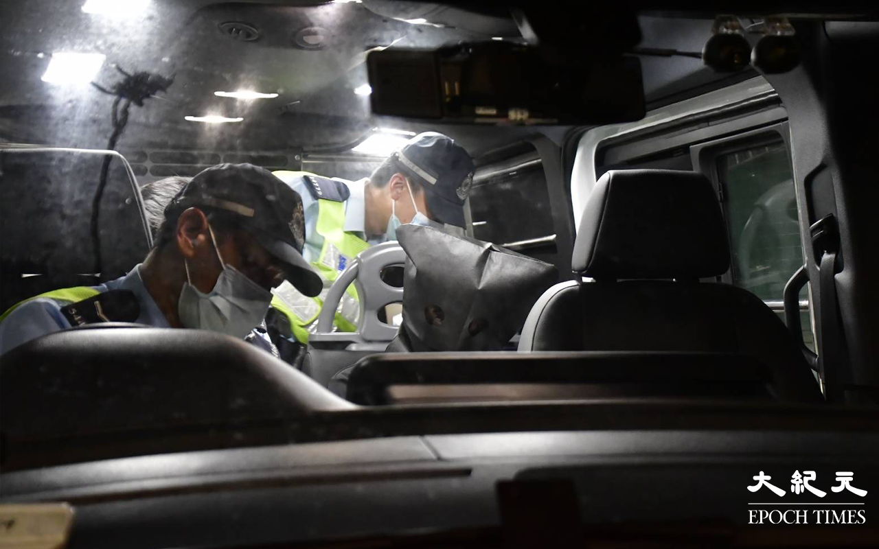 西九龍交通特遣隊姓張警員向本報記者表示，駕駛七人車的男子涉嫌藏毒、危險駕駛、駕駛沒有第三者保險車輛等罪名被捕。張警員又指，涉案男子亦牽涉較早前另一單毒品案，正被警方通緝。（麥碧／大紀元）