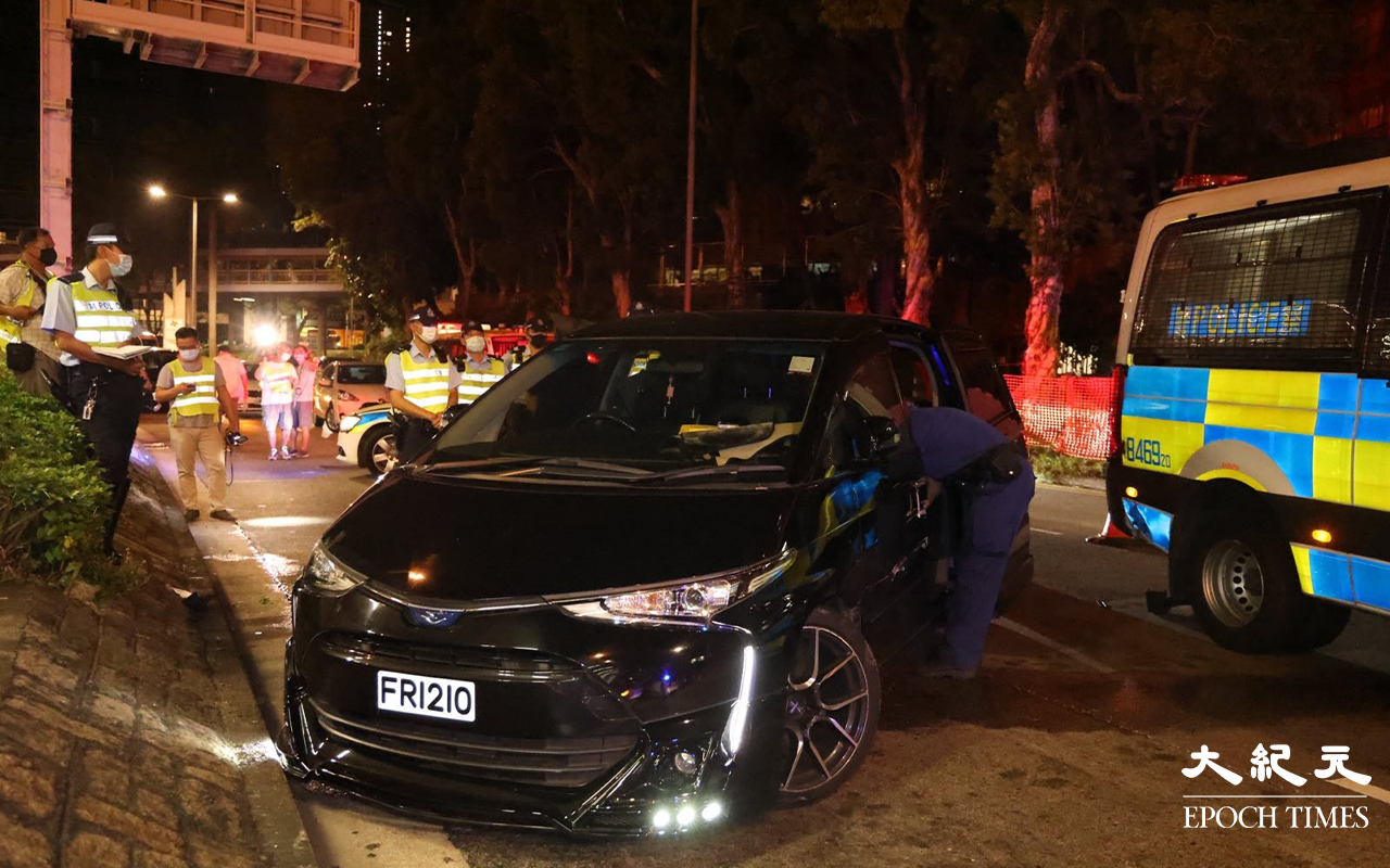 今（12日）凌晨，一輛七人車於尖沙咀衝過警方路障，最終在紅磡康泰徑理工大學對開被警方截停，期間七人車曾一度嘗試倒車逃走，並與警車發生碰撞。車內一對男女懷疑藏毒及其他罪名被捕。（李辰／大紀元）