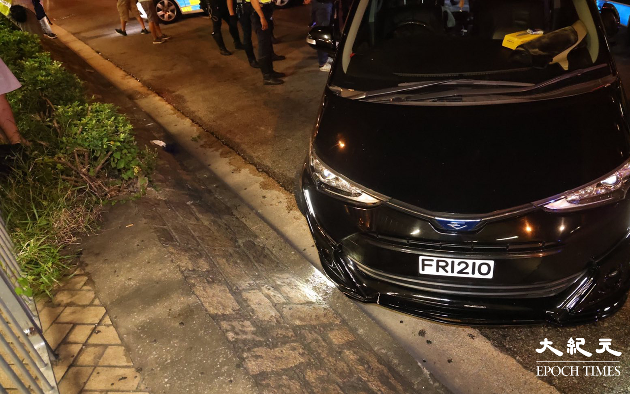 今（12日）凌晨，一輛七人車於尖沙咀衝過警方路障，最終在紅磡康泰徑理工大學對開被警方截停，期間七人車曾一度嘗試倒車逃走，並與警車發生碰撞。車內一對男女懷疑藏毒及其他罪名被捕。（李辰／大紀元）