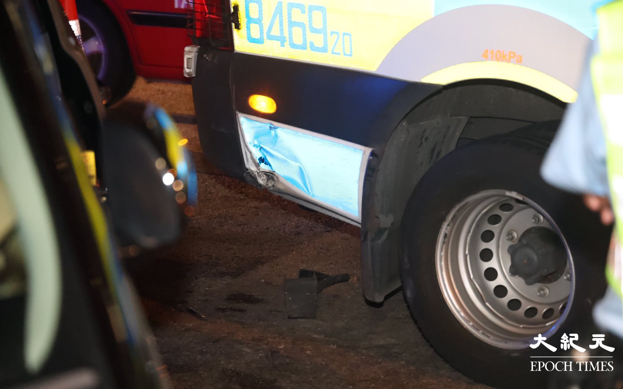 今（12日）凌晨，一輛七人車於尖沙咀衝過警方路障，最終在紅磡康泰徑理工大學對開被警方截停，期間七人車曾一度嘗試倒車逃走，並與警車發生碰撞。車內一對男女懷疑藏毒及其他罪名被捕。（李辰／大紀元）