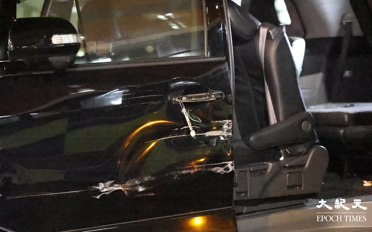 七人車被警方截停後，曾一度嘗試倒車逃走，結果與警車發生碰撞。（李辰／大紀元）