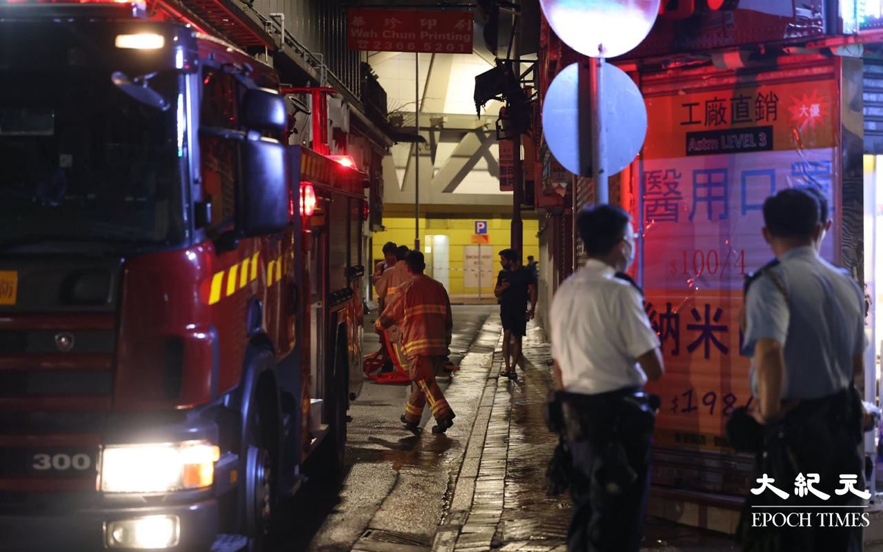 昨晚 (12日) 10時許，尖沙咀加連威老道66至76號，威華大廈平台一堆雜物突然起火，期間曾傳出爆炸聲。消防員接報後派出多輛消防車，約五分鐘內趕抵現場。（李辰／大紀元）