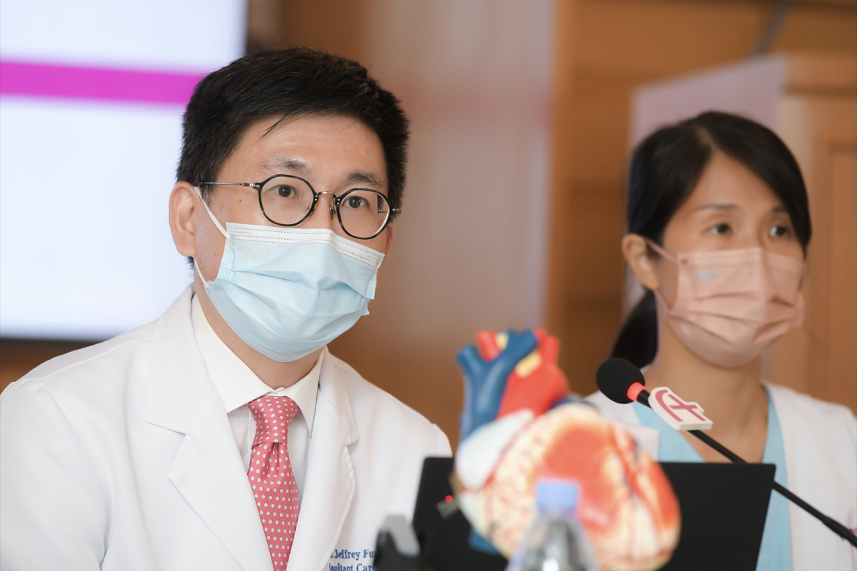 該病人主診醫生、香港港安醫院—司徒拔道心臟科顧問醫生馮永康指：「病人年紀大，不適合做開胸手術，因此引入『經導管雙腔靜脈瓣膜系統』安置術，為病人提供更多選擇。」（港安醫院提供圖片）
