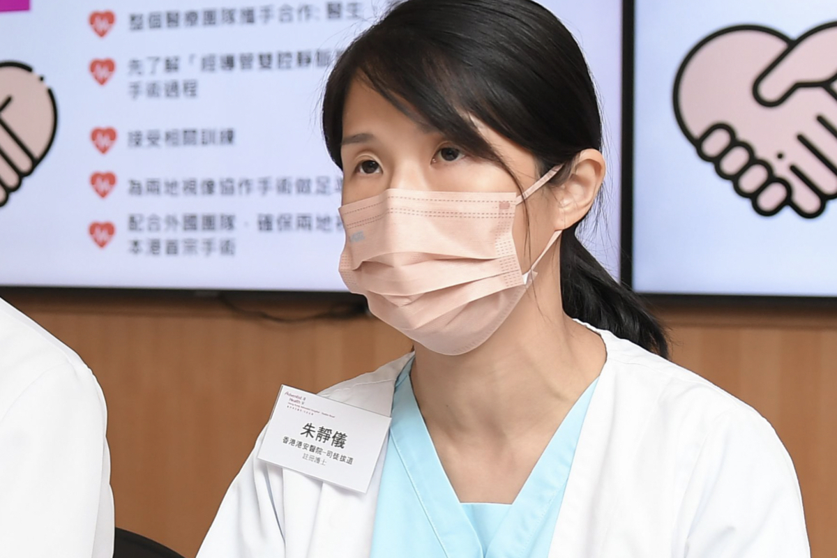 香港港安醫院—司徒拔道註冊護士朱靜儀有份參與是次手術，她指：「醫生和手術室護士都必須於術前接受相關訓練。手術期間更要確保與外地醫生視像順暢，合力完成手術。」（港安醫院提供圖片）