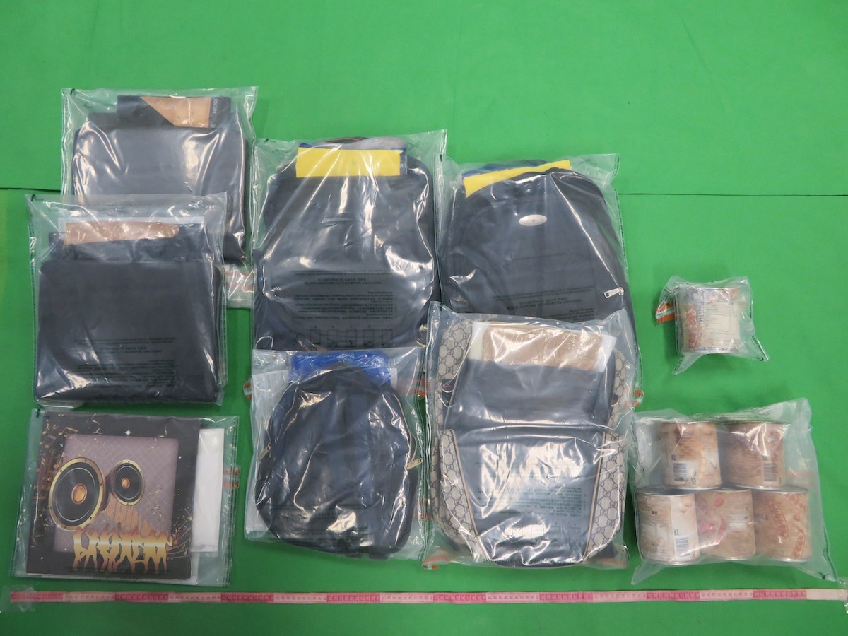 圖為部份用作收藏懷疑毒品的物品，包括背包和唱片封套。（政府新聞處）