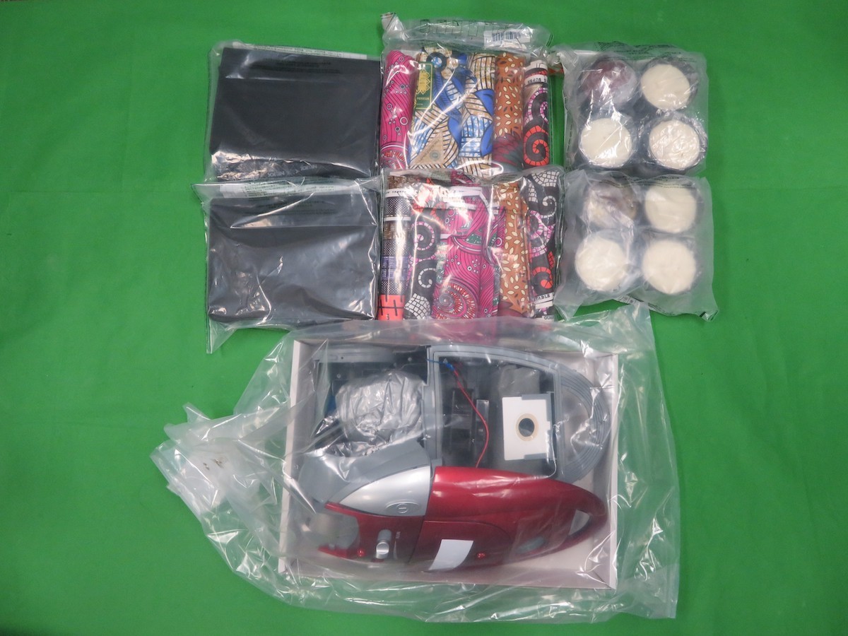 圖為部份用作收藏懷疑毒品的物品，包括背包和唱片封套。（政府新聞處）