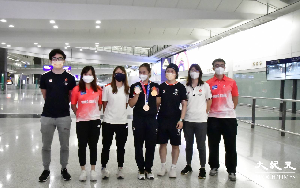 李慧詩與香港單車隊隊友，凌晨一時許在機場接機大堂步出，並於接機大堂給傳媒拍照。（麥碧／大紀元）