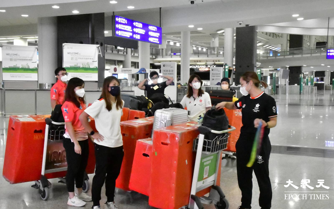 李慧詩與香港單車隊隊友，凌晨一時許在機場接機大堂步出，並於接機大堂給傳媒拍照。（麥碧／大紀元）