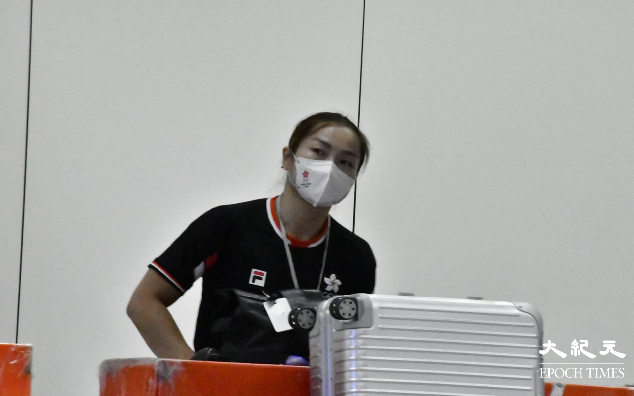 在東京奧運會及第十四屆全運會中共取得一金兩銅佳績的牛下女車神李慧詩，於凌晨一時許在機場接機大堂步出。（麥碧／大紀元）