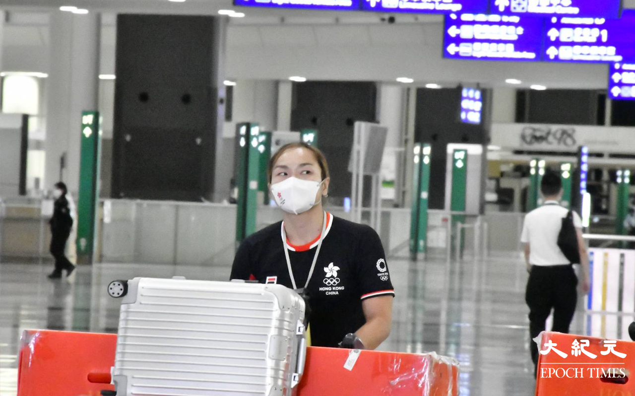 在東京奧運會及第十四屆全運會中共取得一金兩銅佳績的牛下女車神李慧詩，於凌晨一時許在機場接機大堂步出。（麥碧／大紀元）