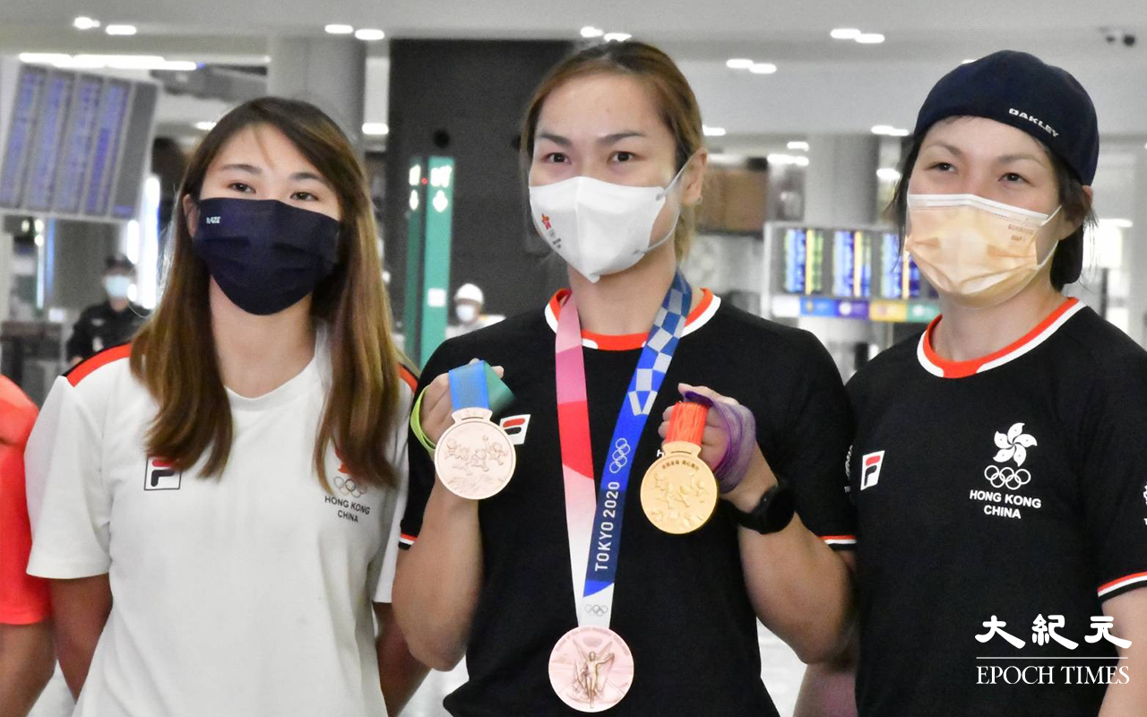 香港女子單車運動員左起 : 楊礎搖、李慧詩、李海恩。李慧詩更拿著於東京奧運會及第十四屆全運會中取得的一金兩銅給傳媒拍照。（麥碧／大紀元）
