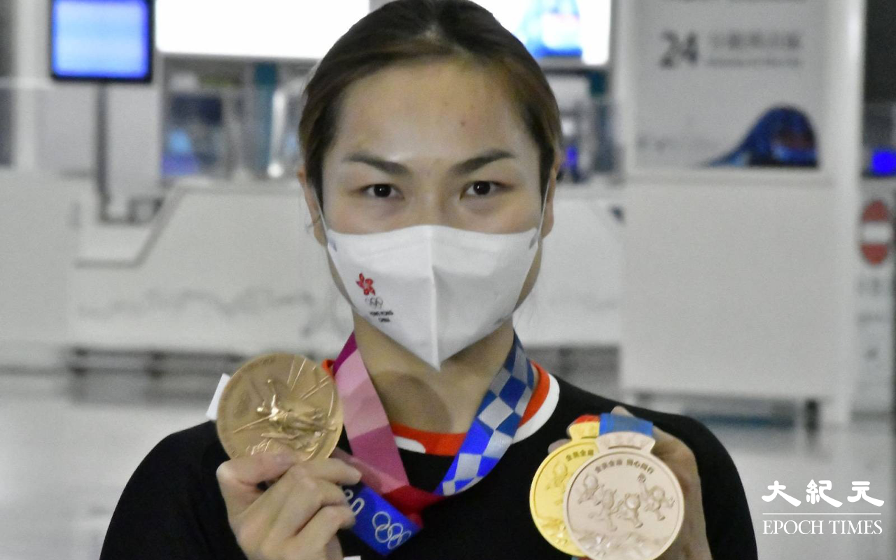 牛下女車神李慧詩，拿著於東京奧運會及第十四屆全運會中取得的一金兩銅。（麥碧／大紀元）