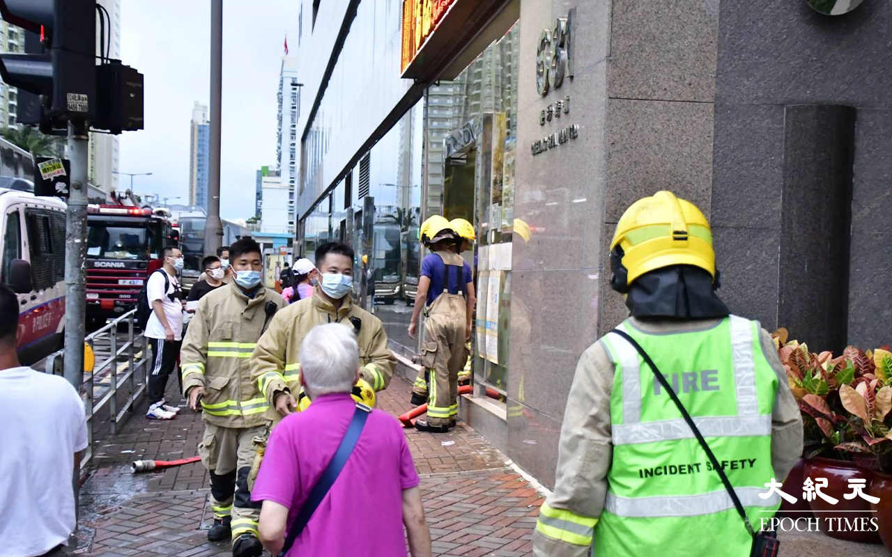 今日 (19日) 下午5時許，長沙灣道681號長沙灣貿易廣場內，富臨酒家的廚房突然起火。消防接報後派出多輛消防車趕抵現場，隨即開動一條喉及派出一隊煙帽隊進入酒樓灌救。（麥碧／大紀元）