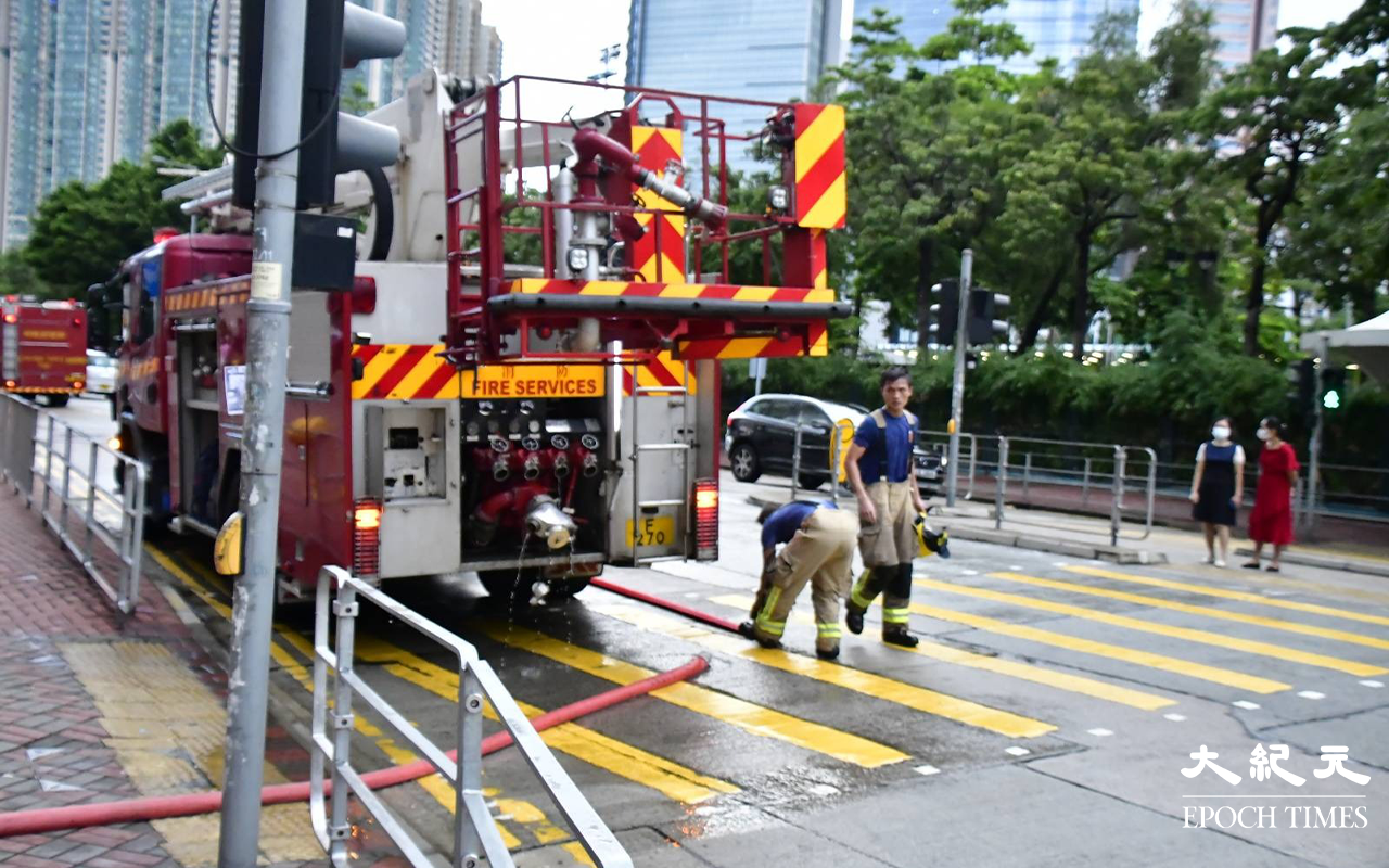 今日 (19日) 下午5時許，長沙灣道681號長沙灣貿易廣場內，富臨酒家的廚房突然起火。消防接報後派出多輛消防車趕抵現場，隨即開動一條喉及派出一隊煙帽隊進入酒樓灌救。（麥碧／大紀元）