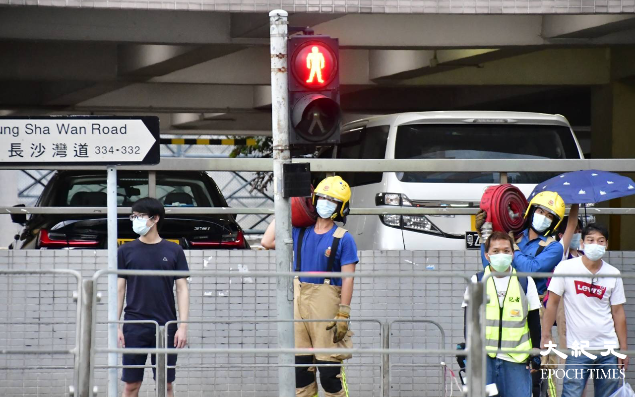 今日 (19日) 下午5時許，長沙灣道681號長沙灣貿易廣場內，富臨酒家的廚房突然起火。消防接報後派出多輛消防車趕抵現場，隨即開動一條喉及派出一隊煙帽隊進入酒樓灌救。（麥碧／大紀元）