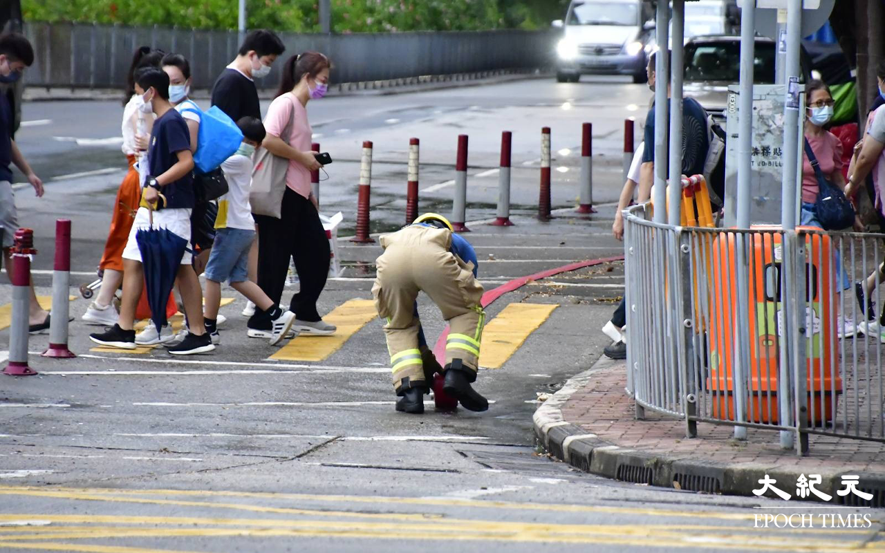 今日 (19日) 下午5時許，長沙灣道681號長沙灣貿易廣場內，富臨酒家的廚房突然起火。消防接報後派出多輛消防車趕抵現場，隨即開動一條喉及派出一隊煙帽隊進入酒樓灌救。（麥碧／大紀元）