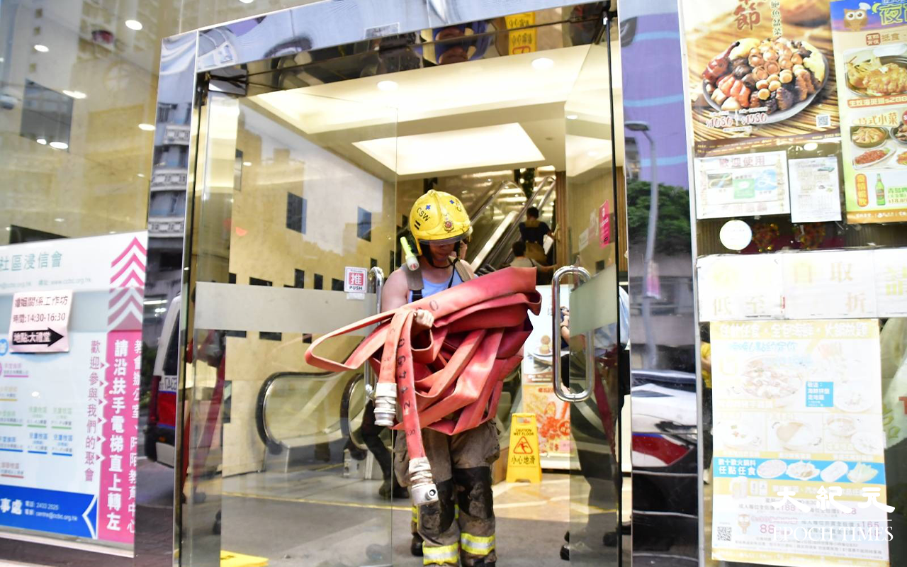 今日 (19日) 下午5時許，長沙灣道681號長沙灣貿易廣場內，富臨酒家的廚房突然起火。消防接報後派出多輛消防車趕抵現場，隨即開動一條喉及派出一隊煙帽隊進入酒樓灌救。（麥碧／大紀元）
