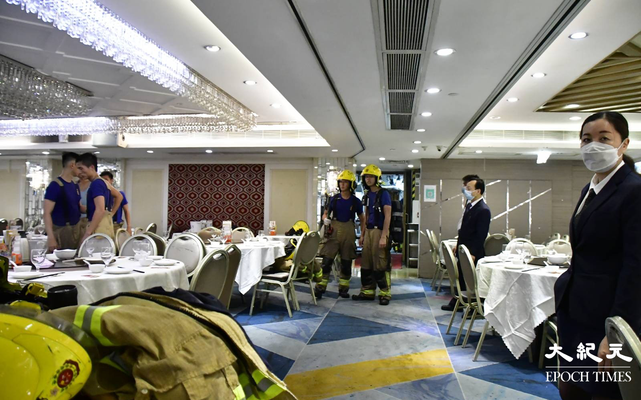 位於長沙灣貿易廣場內的富臨酒家，下午廚房突然起火，火警被救熄後，消防員在廚房調查起火原因。（麥碧／大紀元）