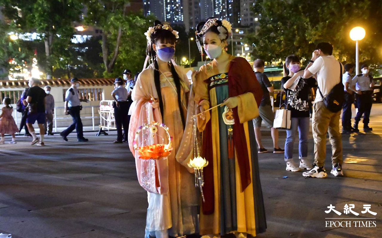 黃大仙祠外的大空地，有市民悉心打扮成古代傳說人物給市民拍照，有不少人自拍留念。（麥碧／大紀元）