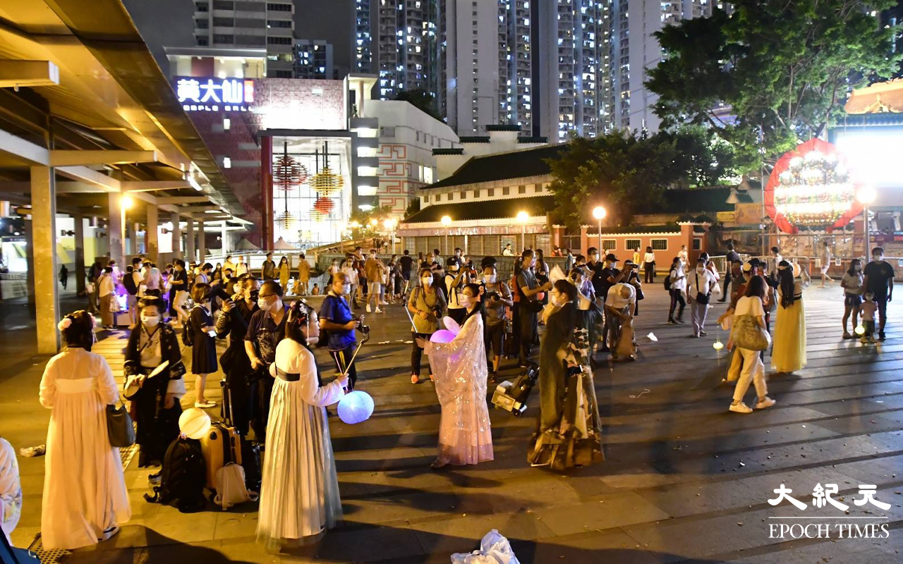 黃大仙祠外的大空地，有市民悉心打扮成古代傳說人物給市民拍照，有不少人自拍留念。（麥碧／大紀元）