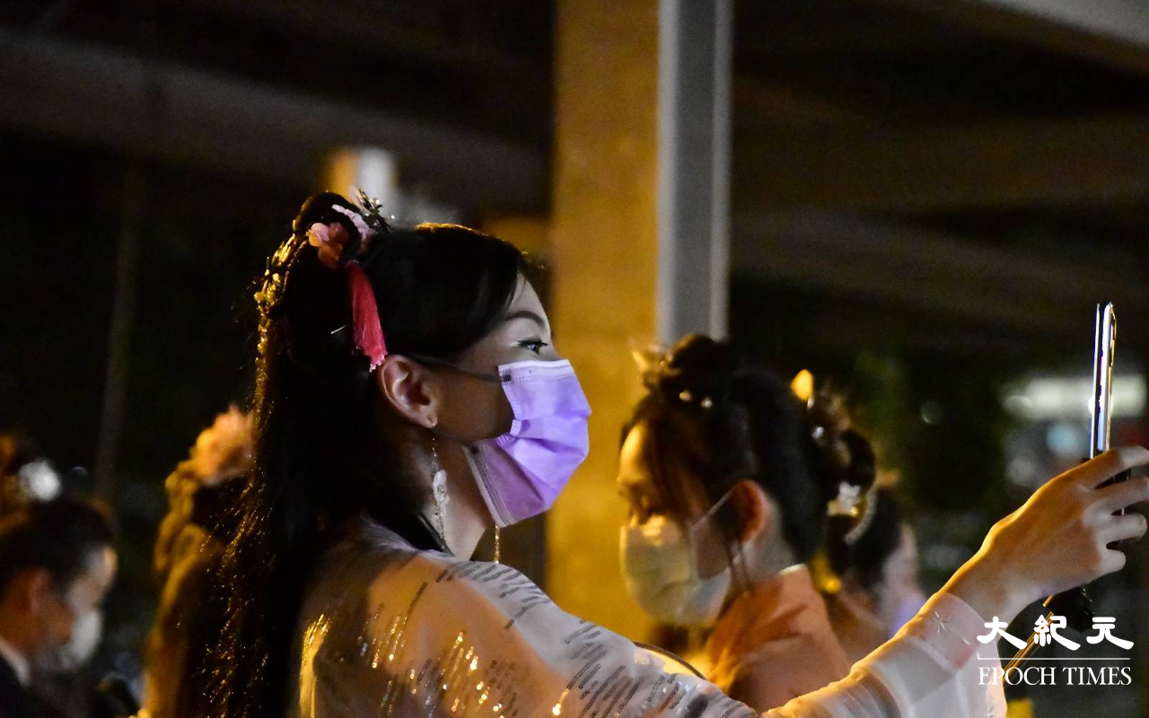 黃大仙祠外的大空地，有市民悉心打扮成古代傳說人物給市民拍照，有不少人自拍留念。（麥碧／大紀元）