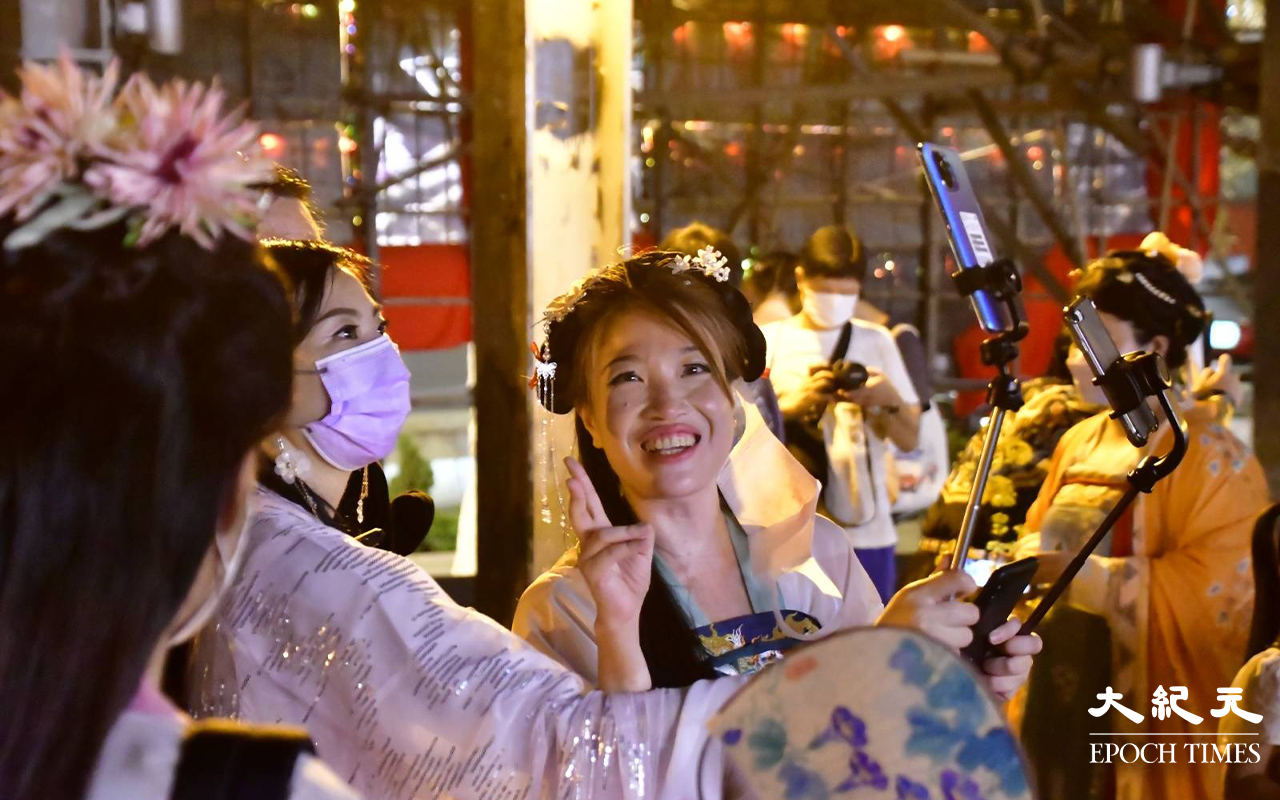 黃大仙祠外的大空地，有市民悉心打扮成古代傳說人物給市民拍照，有不少人自拍留念。（麥碧／大紀元）
