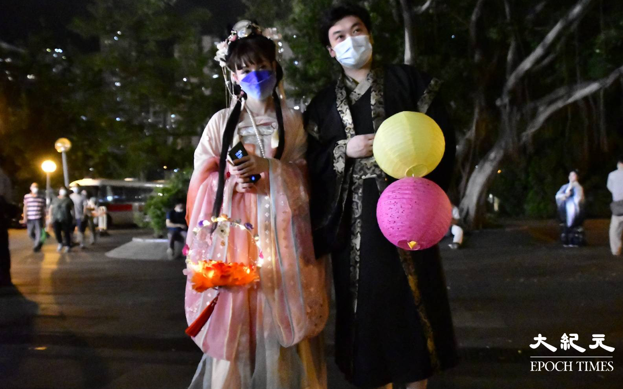 黃大仙祠外的大空地，有市民悉心打扮成古代傳說人物給市民拍照，有不少人自拍留念。（麥碧／大紀元）