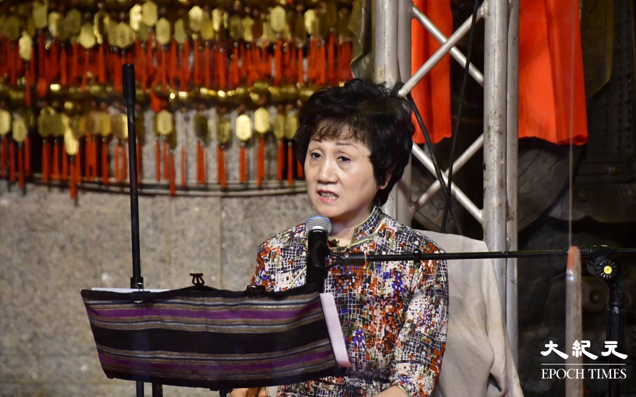 粵劇劇團正在以南音表演，粵劇名曲《大鬧廣昌隆》，期間令不少市民駐足觀賞。（麥碧／大紀元）