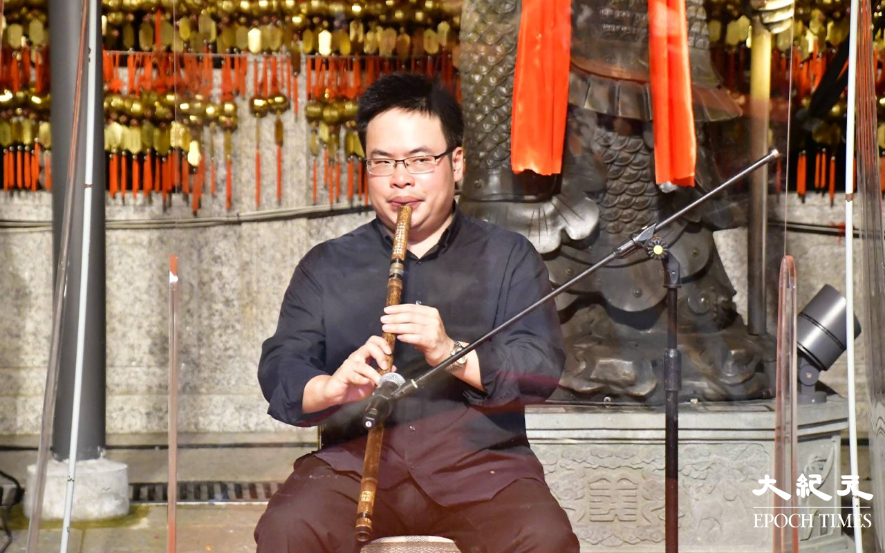 粵劇劇團正在以南音表演，粵劇名曲《大鬧廣昌隆》，期間令不少市民駐足觀賞。（麥碧／大紀元）
