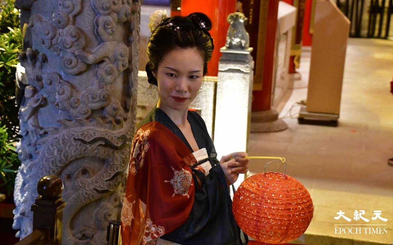 不少扮演成古代傳說人物的市民，於黃大仙祠內擺起各樣甫士，讓攝影師拍照。（麥碧／大紀元）