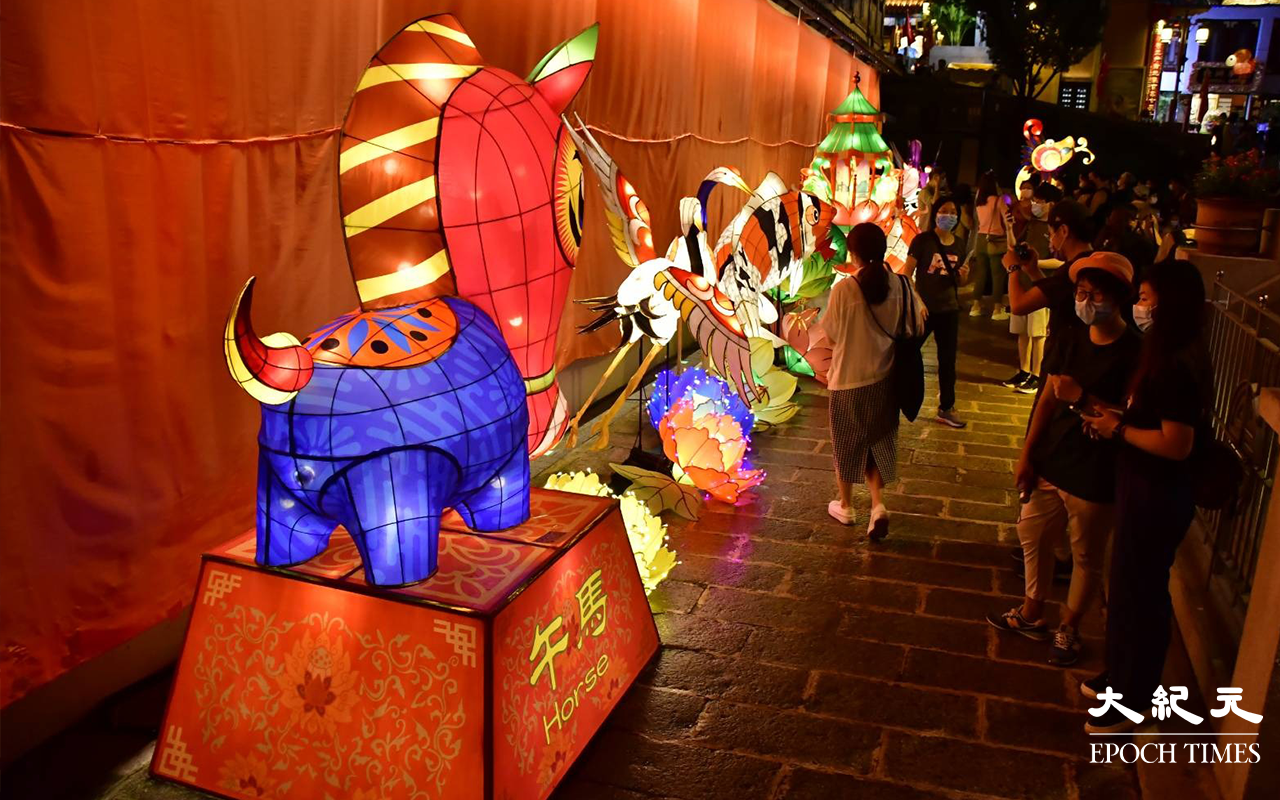 嗇色園黃大仙祠內，到處也是人頭湧湧。（麥碧／大紀元）