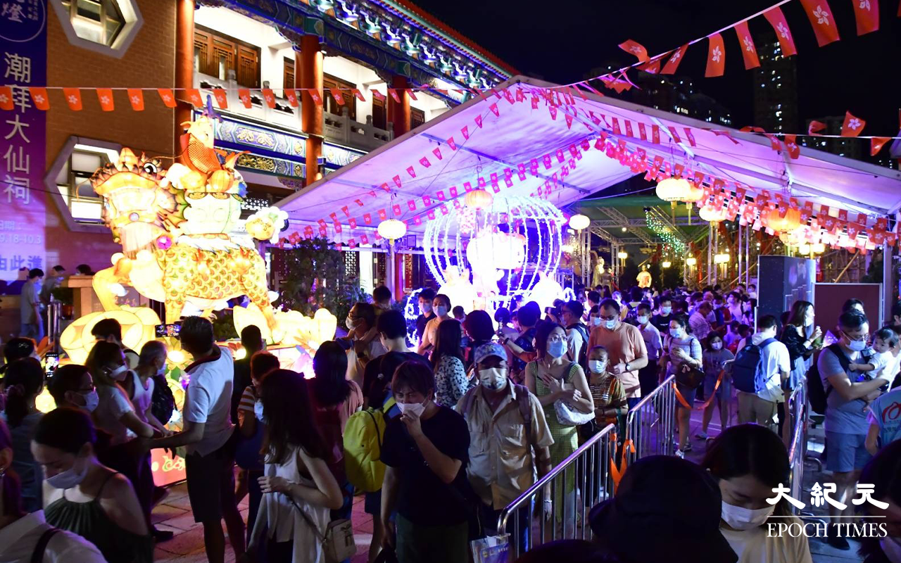嗇色園黃大仙祠內，到處也是人頭湧湧。（麥碧／大紀元）