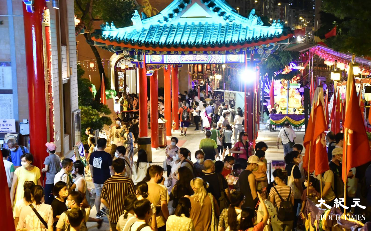 嗇色園黃大仙祠內，到處也是人頭湧湧。（麥碧／大紀元）