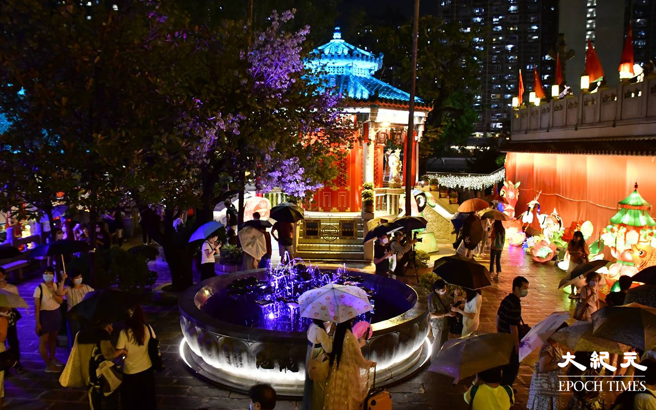 嗇色園黃大仙祠內，一個荷花噴水池，亦吸引不少市民影相留念。（麥碧／大紀元）