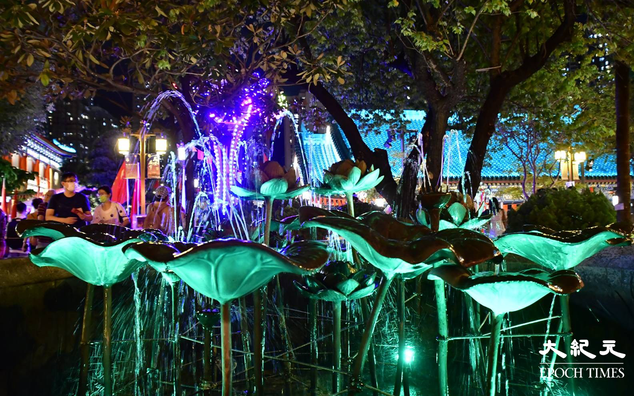 嗇色園黃大仙祠內，一個荷花噴水池，亦吸引不少市民影相留念。（麥碧／大紀元）