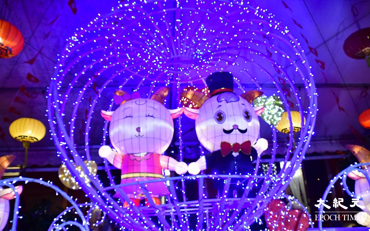 嗇色園黃大仙祠內，還展出了各種維肖維妙的花燈。（麥碧／大紀元）