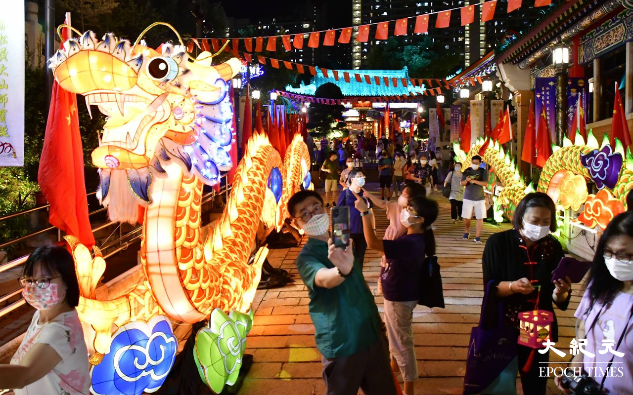 嗇色園內兩條長長的燈籠，吸引不少市民拍照留念。（麥碧／大紀元）