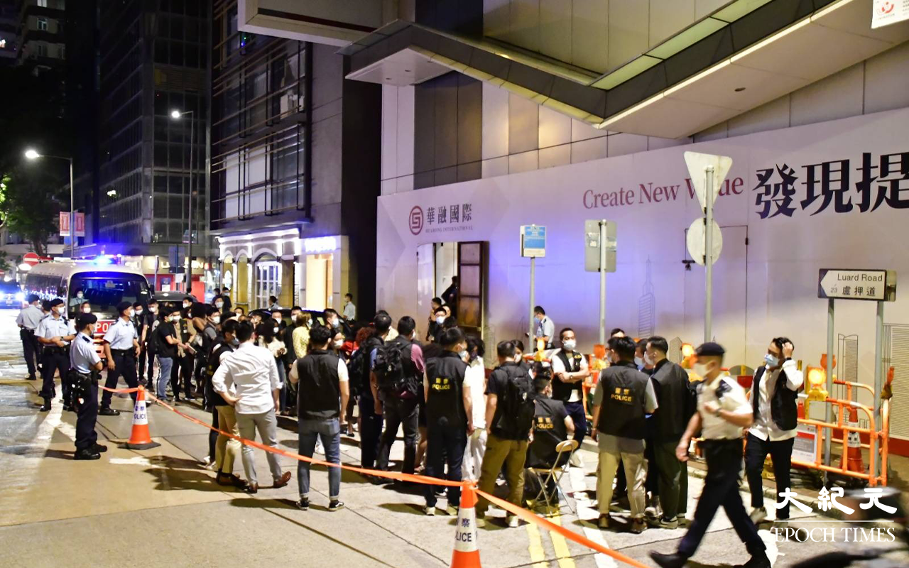 警方凌晨於灣仔區一帶展開拘捕行動，行動中共拘捕13名非洲(裔)人士，被捕人士於盧押道被警方登記資料，其後鎖上手銬帶返警署通宵扣查。（麥碧／大紀元）