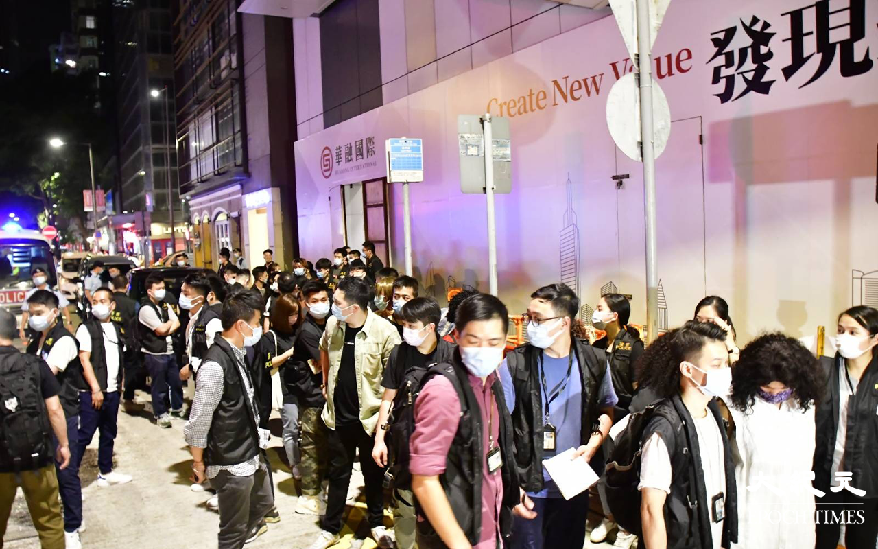 警方凌晨於灣仔區一帶展開拘捕行動，行動中共拘捕13名非洲(裔)人士，被捕人士於盧押道被警方登記資料，其後鎖上手銬帶返警署通宵扣查。（麥碧／大紀元）