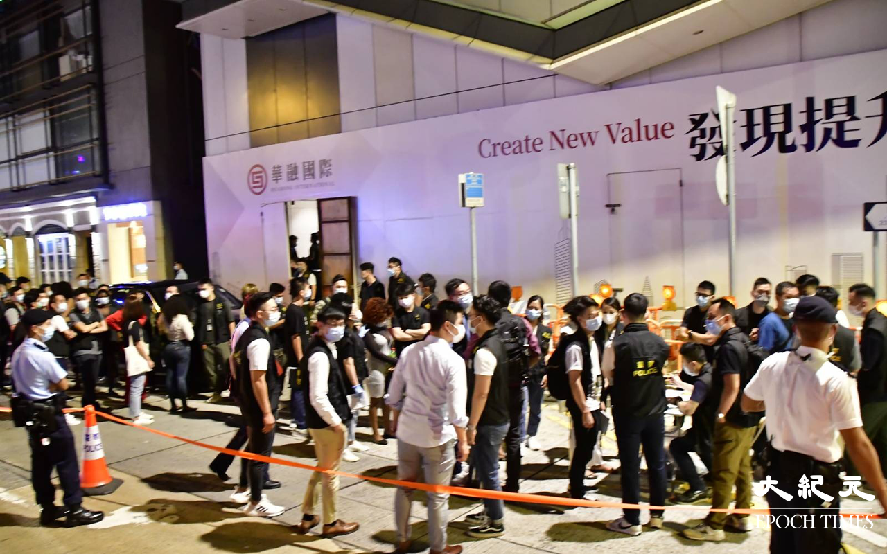 警方凌晨於灣仔區一帶展開拘捕行動，行動中共拘捕13名非洲(裔)人士，被捕人士於盧押道被警方登記資料，其後鎖上手銬帶返警署通宵扣查。（麥碧／大紀元）