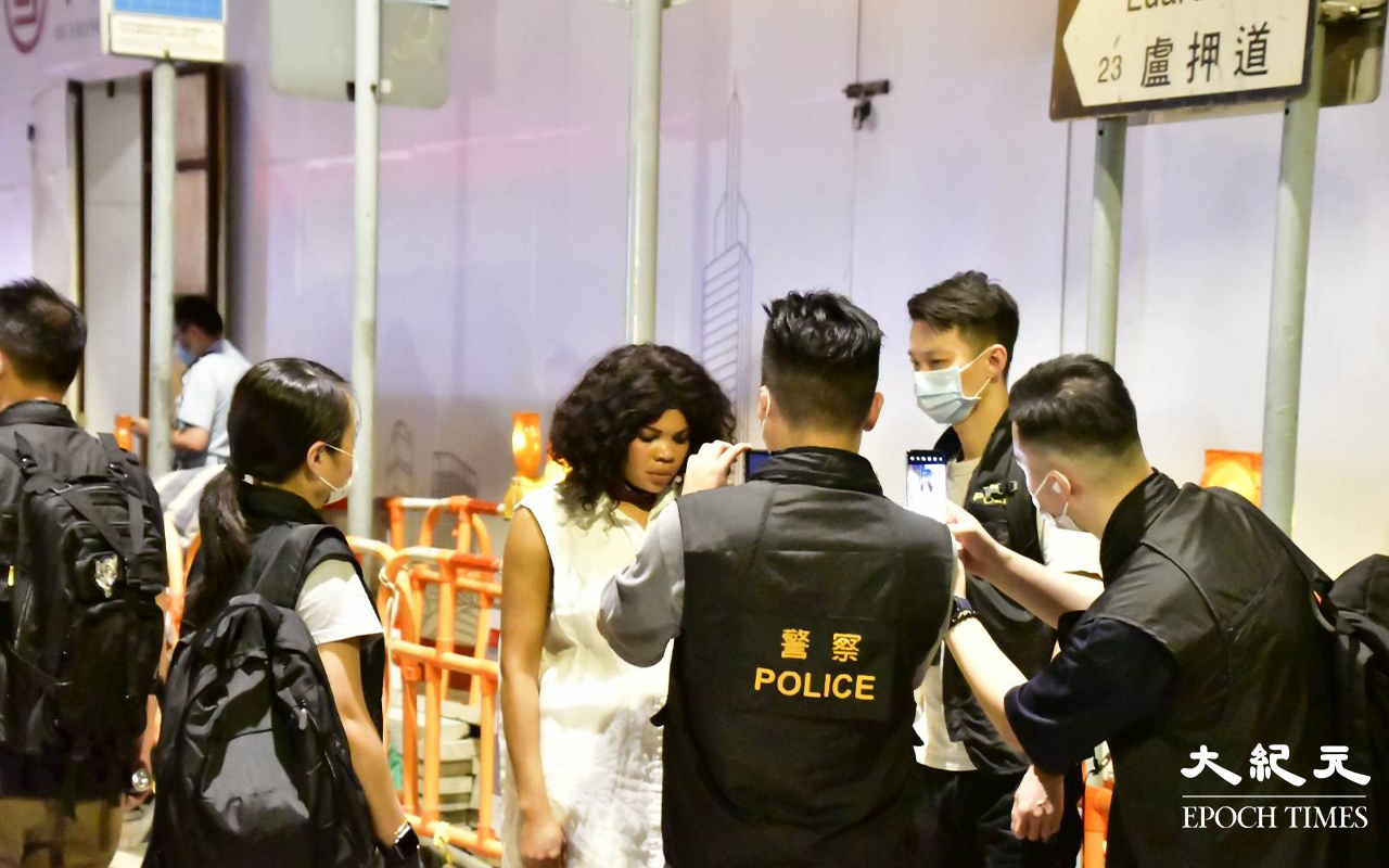 行動中警方共拘捕1男12女，全為非洲裔，警方相信13名被捕人士，屬同一個近期活躍於灣仔酒吧區的盜竊集團。（麥碧／大紀元）