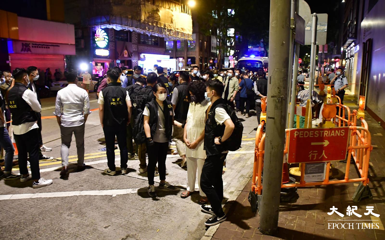 行動中警方共拘捕1男12女，全為非洲裔，警方相信13名被捕人士，屬同一個近期活躍於灣仔酒吧區的盜竊集團。（麥碧／大紀元）