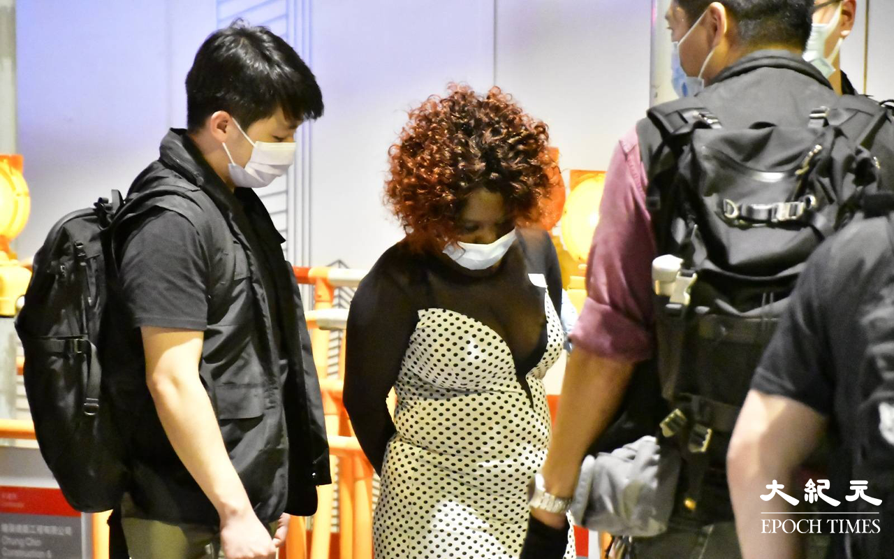 行動中警方共拘捕1男12女，全為非洲裔，警方相信13名被捕人士，屬同一個近期活躍於灣仔酒吧區的盜竊集團，警方不排除稍後會有更多人士被捕。（麥碧／大紀元）