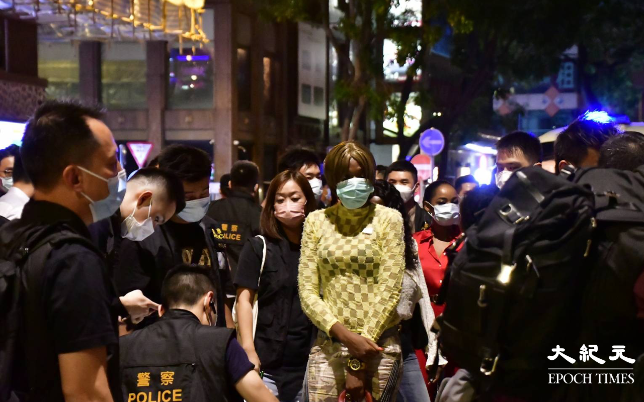 行動中警方共拘捕1男12女，全為非洲裔，警方相信13名被捕人士，屬同一個近期活躍於灣仔酒吧區的盜竊集團，警方不排除稍後會有更多人士被捕。（麥碧／大紀元）